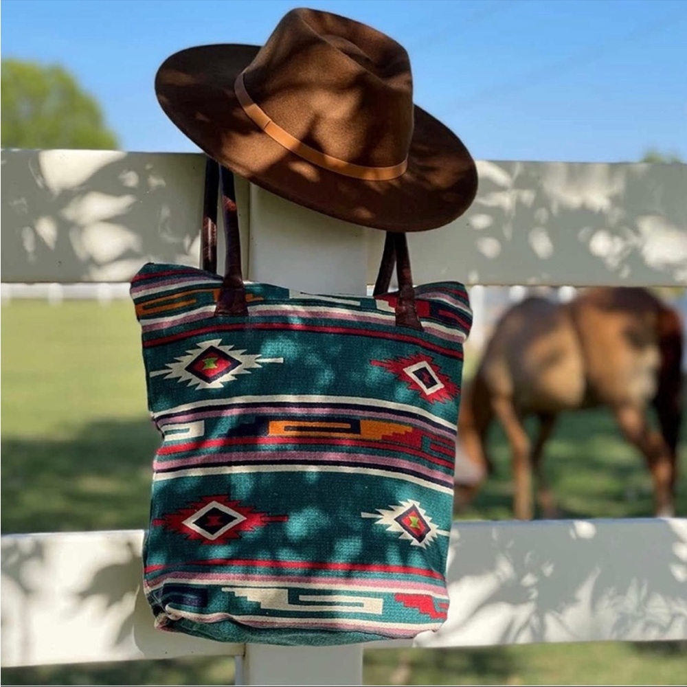NWT Aztec Print Zipper Bag